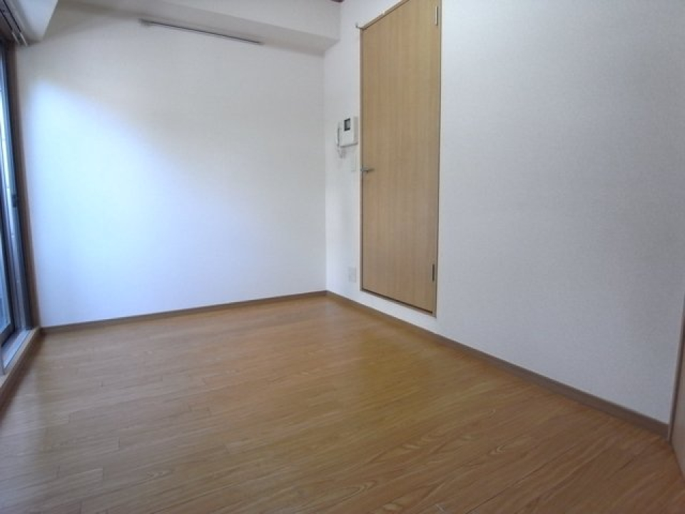 ナチュラルなフローリングに白い壁紙の組み合わせ。