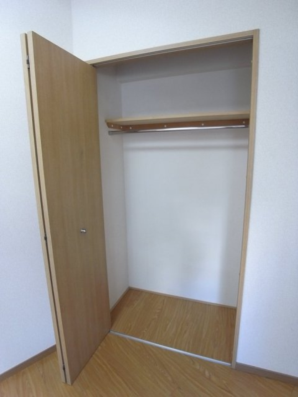 長尺の衣服などかけられるクローゼットです。