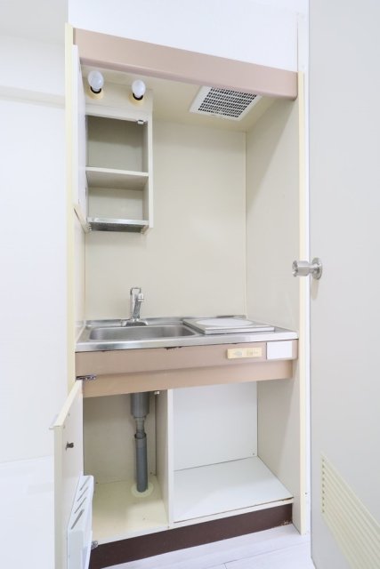 １口のガスコンロ。調理スペースを確保するため、シンクの上で切れるサイズのまな板が欲しいかも。