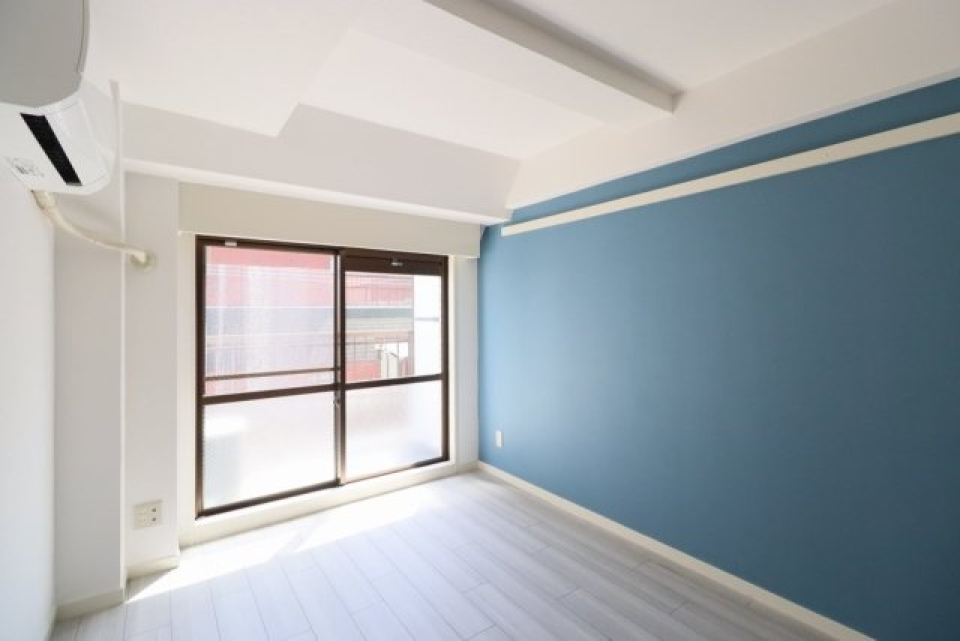 まるでお空にいるような気分にさせてくれる、スカイブルーの壁紙。