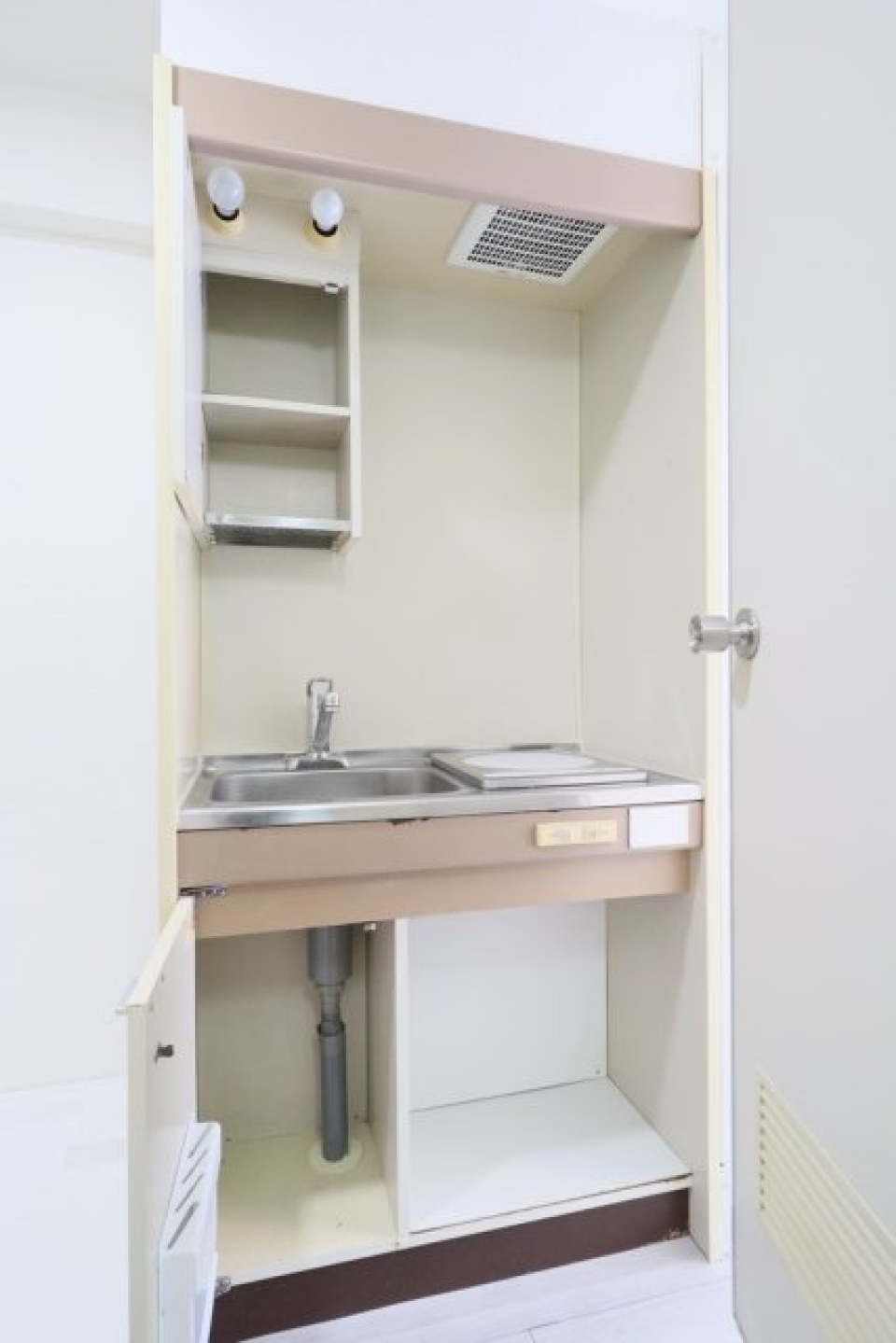 １口のガスコンロ。調理スペースを確保するため、シンクの上で切れるサイズのまな板が欲しいかも。