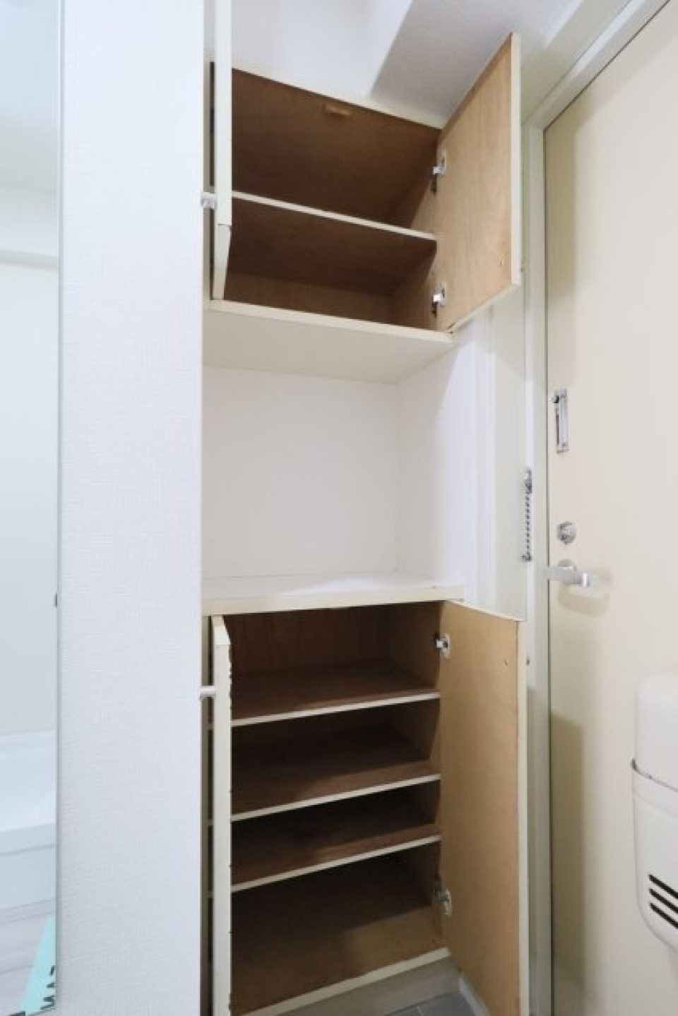 上部は日用品、下部はシューズボックスとして使用するのもおすすめ。