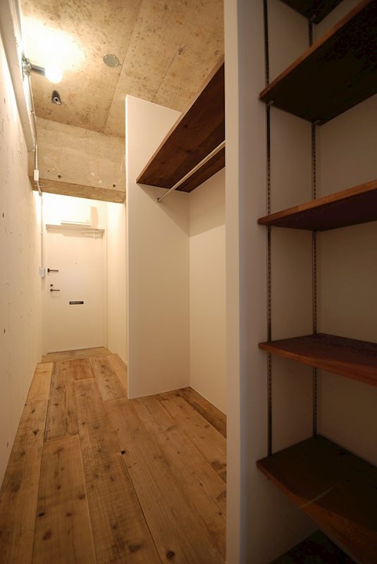 収納は廊下にオープンクローゼットと可動棚がある。
