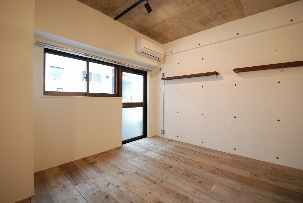 建設現場などで実際に使用されていた足場板を使ったフローリング。ユーズド感が愛しい。