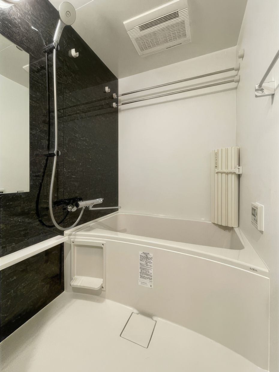 シックなアクセントカラーで落ち着く浴室。