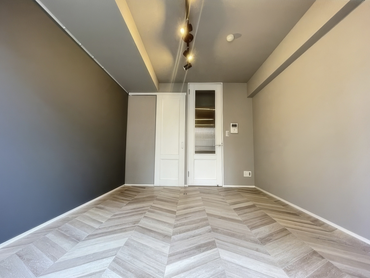 サックスブルー&times;グレー&times;白の空間。シャビーシックなインテリアが似合いそう。