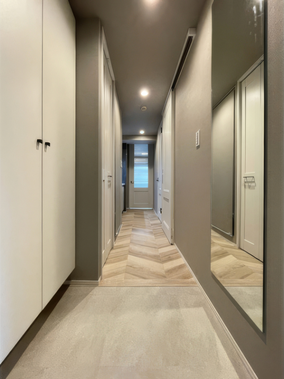 玄関まで統一された世界観。大きめの鏡があって外出前にうれしい。