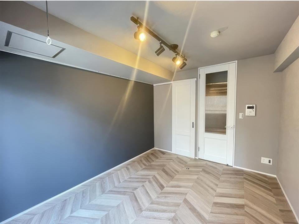 ヘリンボーン床が美しい洋室は7.2帖。