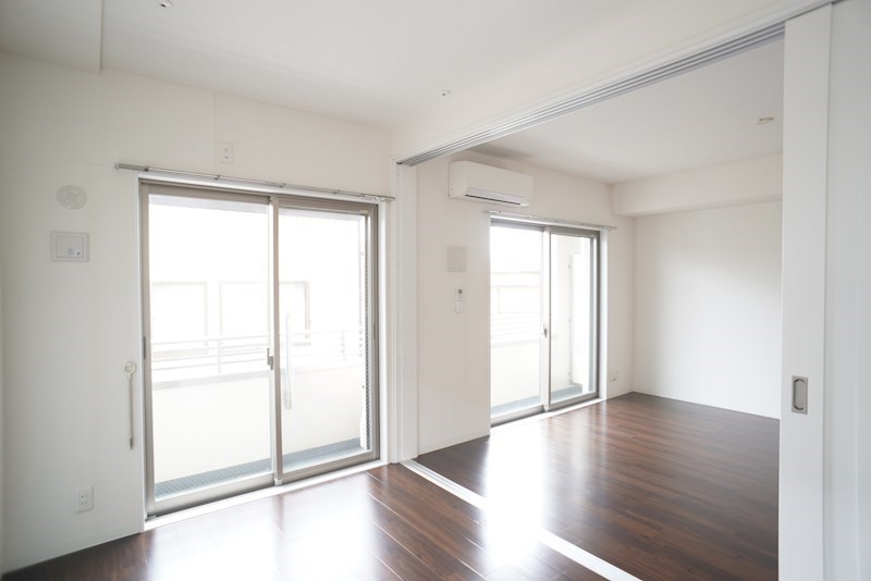 引き戸を開ければ寝室とリビングが繋がります