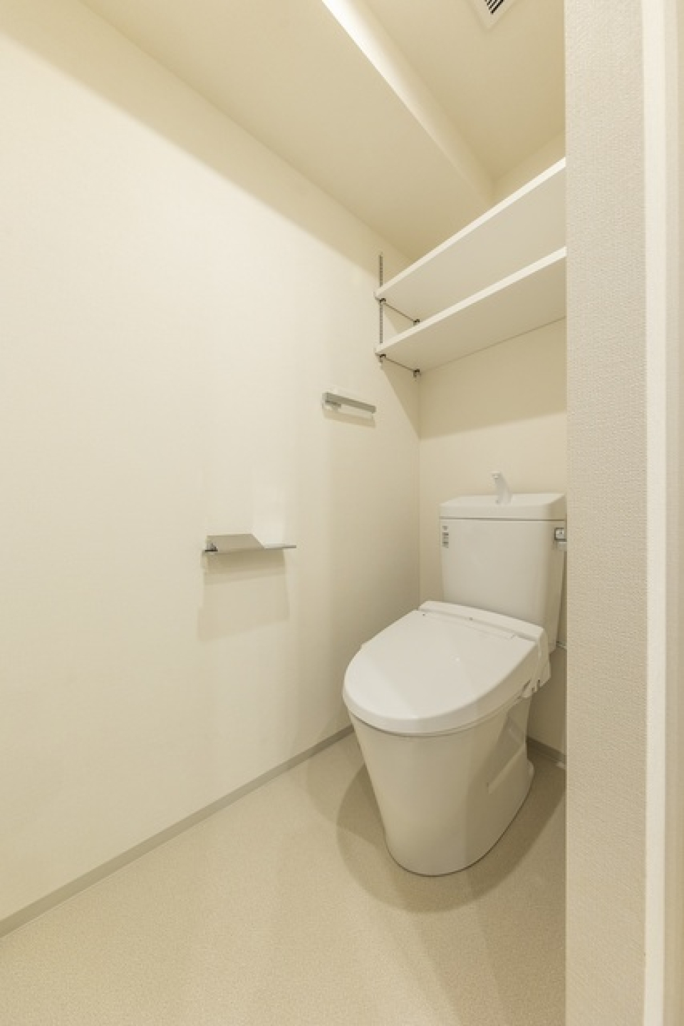 トイレです。頭上に収納棚が付いています。
※写真は同タイプ住戸です。