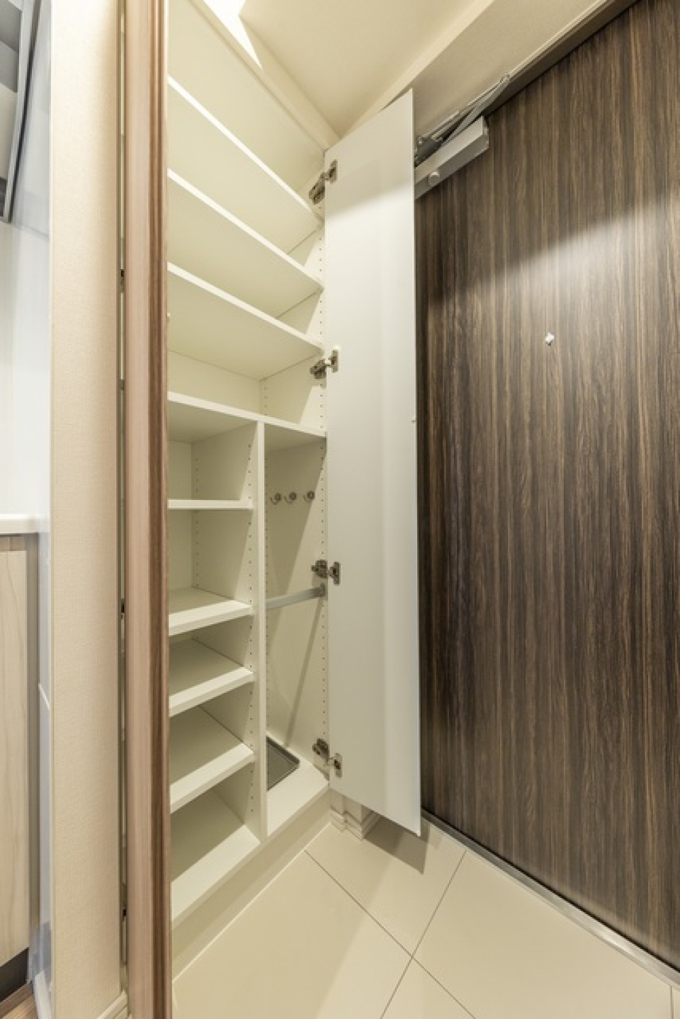 シューズボックスが付いています。
※写真は同タイプ住戸です。