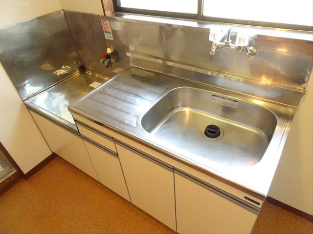 窓際にキッチンがあるので、太陽の光を感じながら料理ができますね。