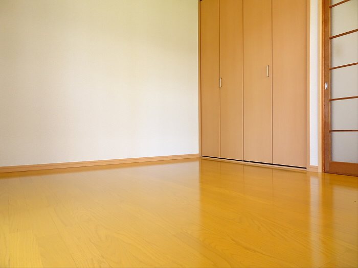 フローリングにシンプルな白い壁紙でナチュラルなお部屋になっています。