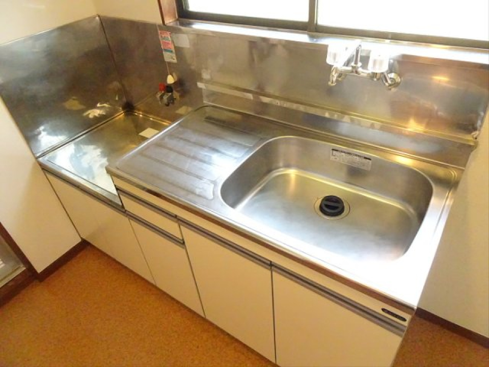 窓際にキッチンがあるので、太陽の光を感じながら料理ができますね。