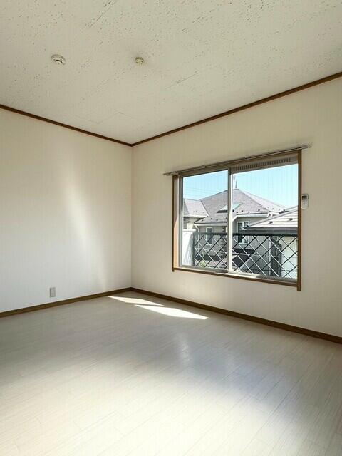 南向きで窓も複数方向にあります。自然光を取り入れやすそうですね。