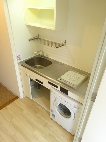 キッチンです。IHコンロが設置されています。