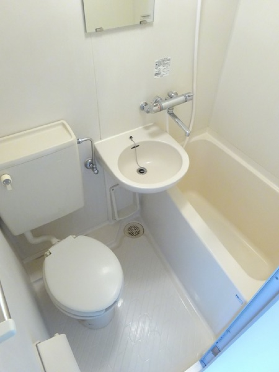 お掃除が楽な3点ユニットバスです。