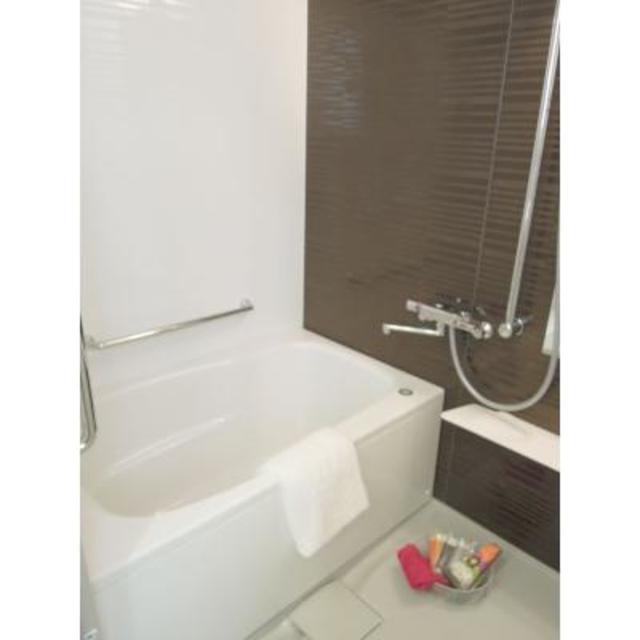 浴室乾燥機付きのバスルームです。シャワーの高さ調整出来るので便利です！
※写真は同タイプ住戸です。家具や小物はイメージです。