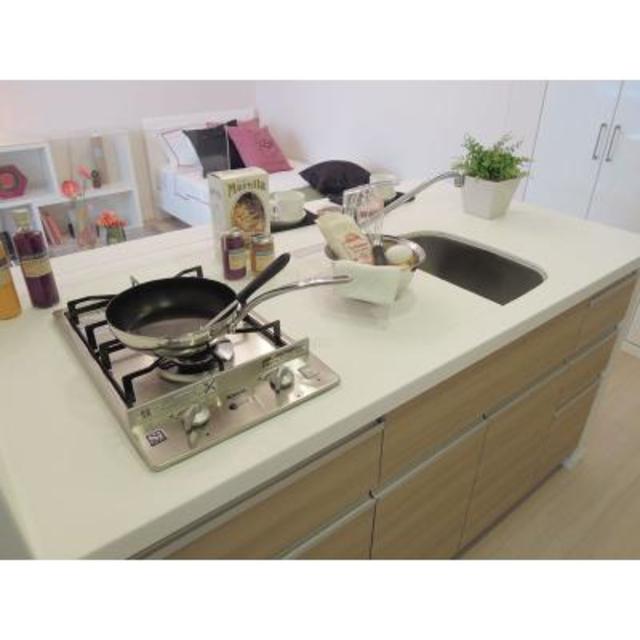 キッチンには油跳ねを防ぐ、ガラスパネルがついています。
※写真は同タイプ住戸です。家具や小物はイメージです。