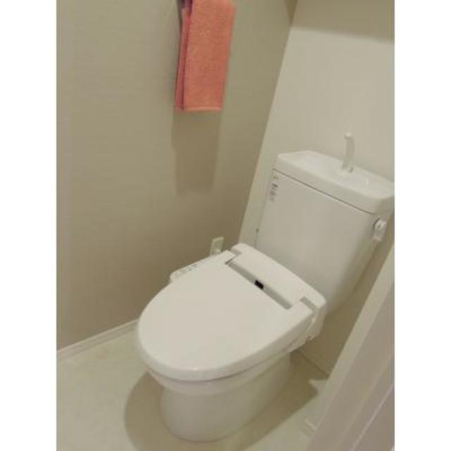 トイレはウォシュレット付きです。
※写真は同タイプ住戸です。家具や小物はイメージです。