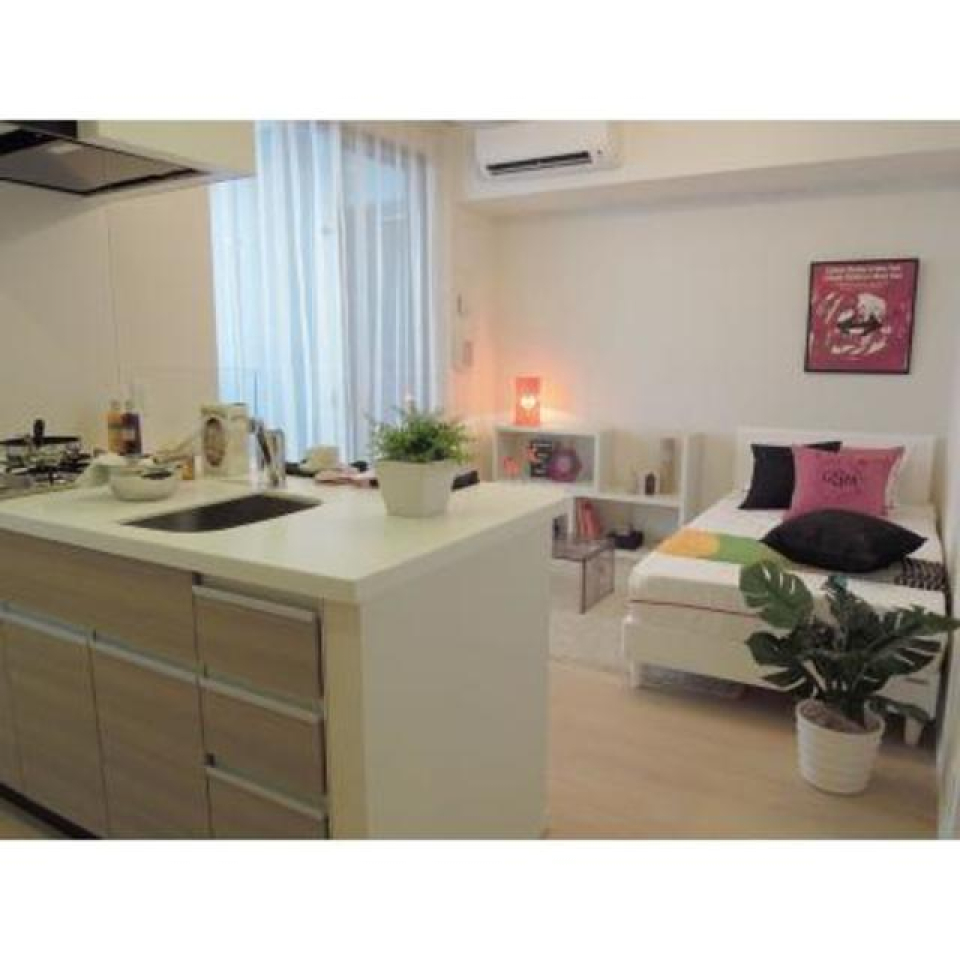 対面キッチンは、テレビを見ながら、楽しくお料理することができます。
※写真は同タイプ住戸です。家具や小物はイメージです。