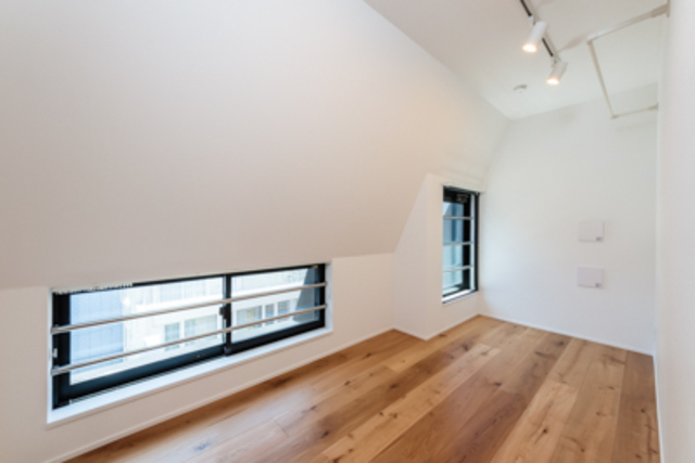 勾配天井が特徴的なベッドルーム
※写真は同タイプ住戸です。