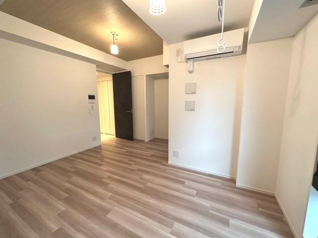 室内に洗濯物を干せる棒は冬に干せば、加湿器代わりにもなりますね。
※写真は同タイプ住戸です。