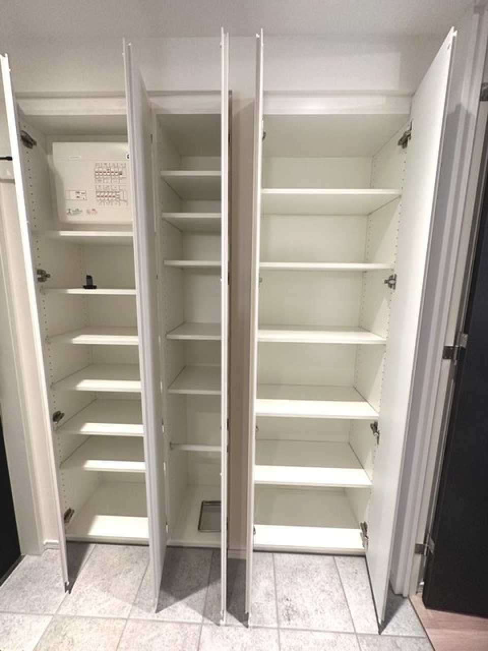 シューズBOXがまさかのこんなに収納ができちゃうんです！靴好きさんはには嬉しいですよね。
※写真は同タイプ住戸です。