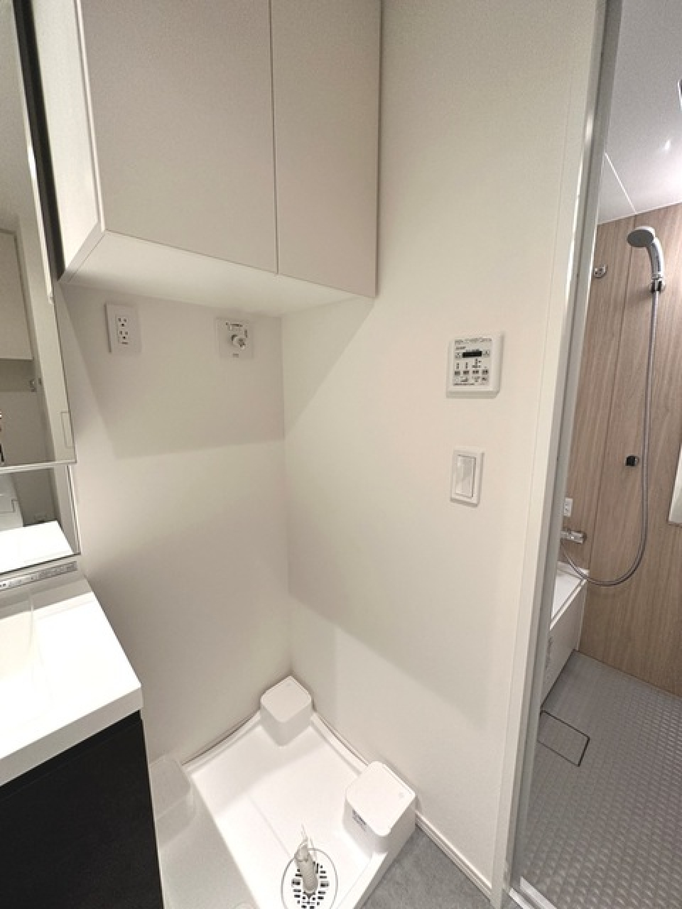 室内洗濯機置き場の上にも、棚がついているので洗剤やタオル等、収納することができそうです。
※写真は同タイプ住戸です。