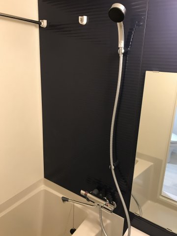 ブラックカラーが特徴的な浴室です。