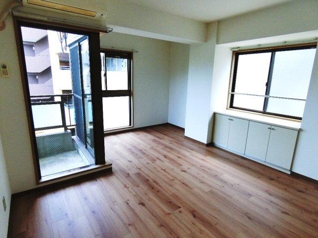 窓が南と東側にあるので自然光を取り入れやすい空間になっています。