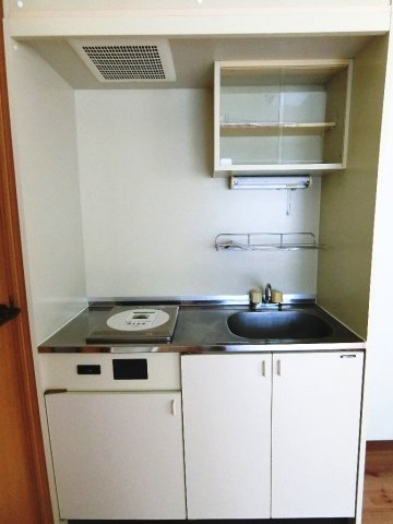 １口のIHコンロが設置されたキッチンです。突っ張り収納ラックなど使って、うまく収納スペースを確保したいですね。