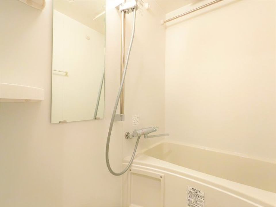 白でまとめられた清潔感のある浴室です。