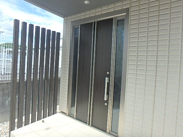 シックなデザインの玄関。二重のカギで防犯にもつながります。