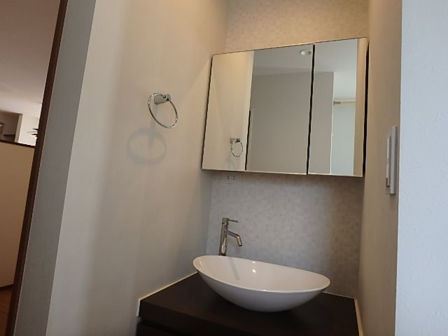 2階の大きい鏡のついた洗面台。ちょっと暗めなのが残念。