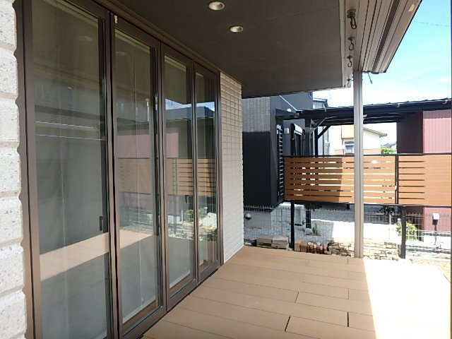 一階からはテラスに出られます。休日は外で遊ぶ子供を見守りながらティータイムなんてこともできますね！