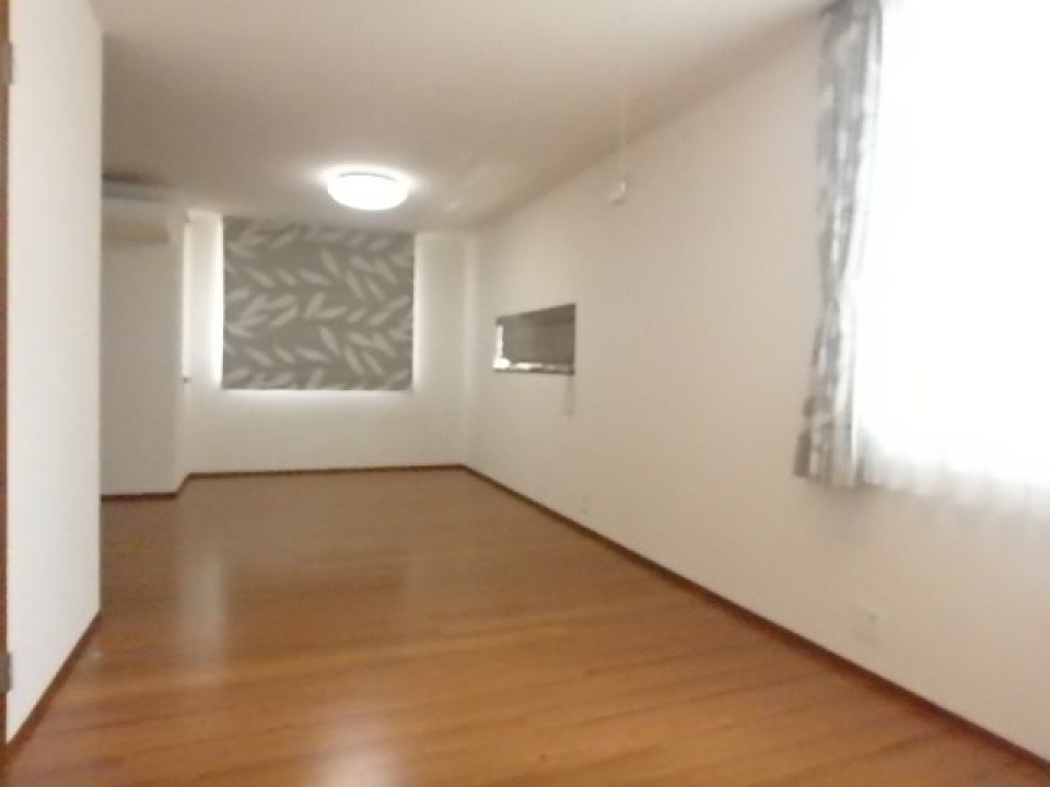 2階の13.8帖の洋室。大きな窓もあれば小さい窓もあります。