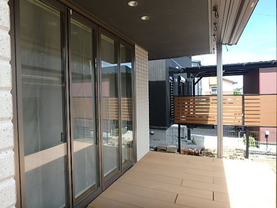 一階からはテラスに出られます。休日は外で遊ぶ子供を見守りながらティータイムなんてこともできますね！