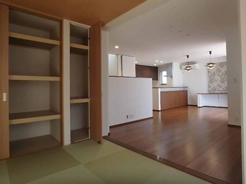 洋室との仕切りを仕舞えばLDKと繋がって解放感抜群です。