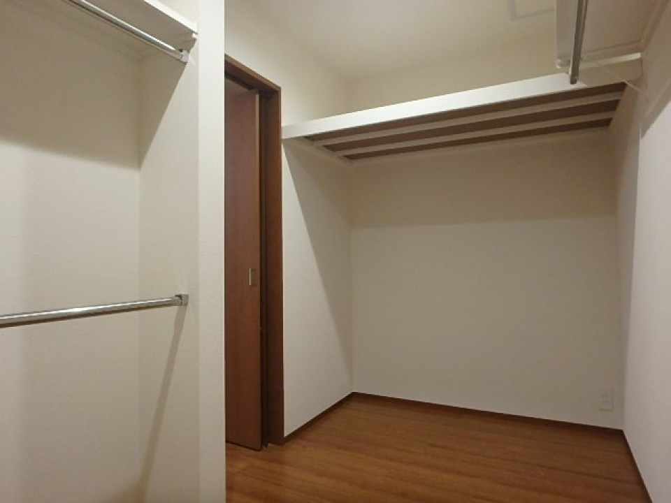 大きなウォークインクローゼットもあります。衣装ケースやタンスも置けちゃいます！
