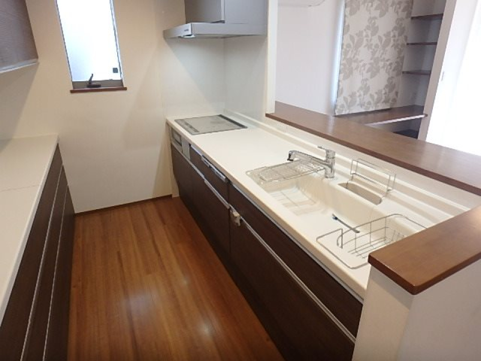 幅の広いキッチン。シンクも広めで収納も大きいのがポイントです！できたお料理は目の前のカウンターに置けます。