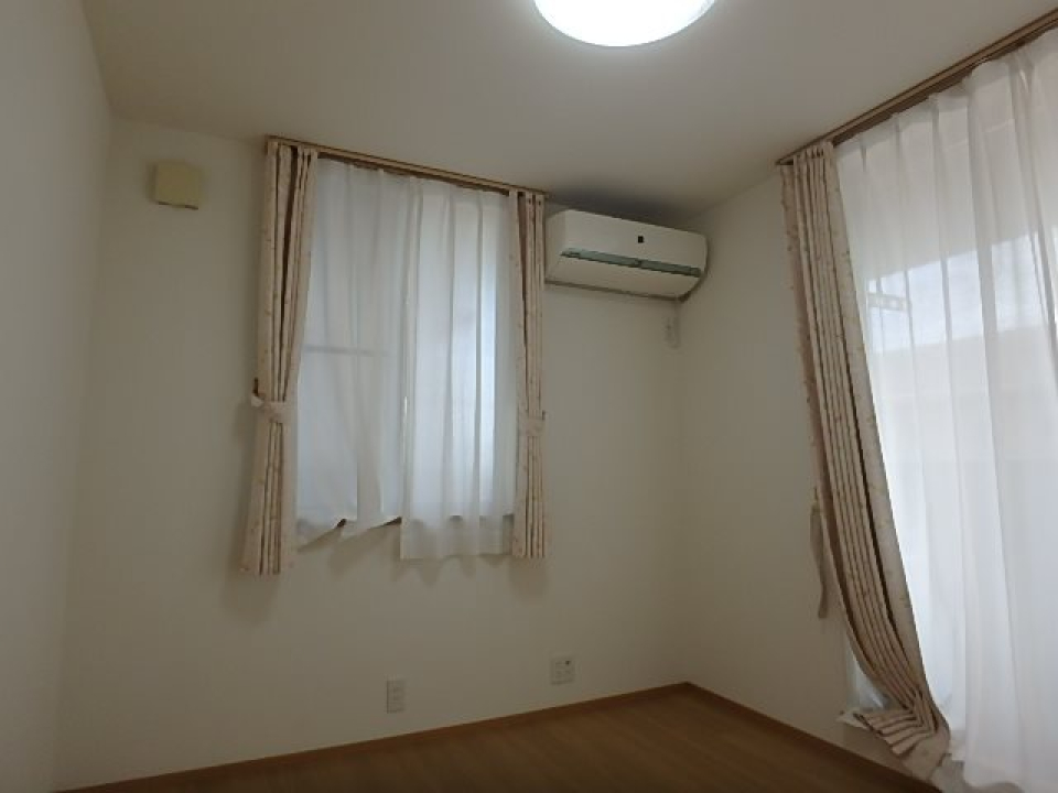 こちらは5帖の小さめな洋室。右の窓からはベランダへ出られます。