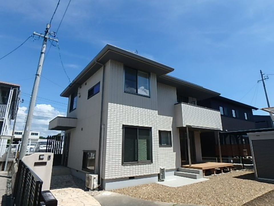 小さめですが倉庫も付いています。玄関は白い石だたみを進んだ左奥にあります。