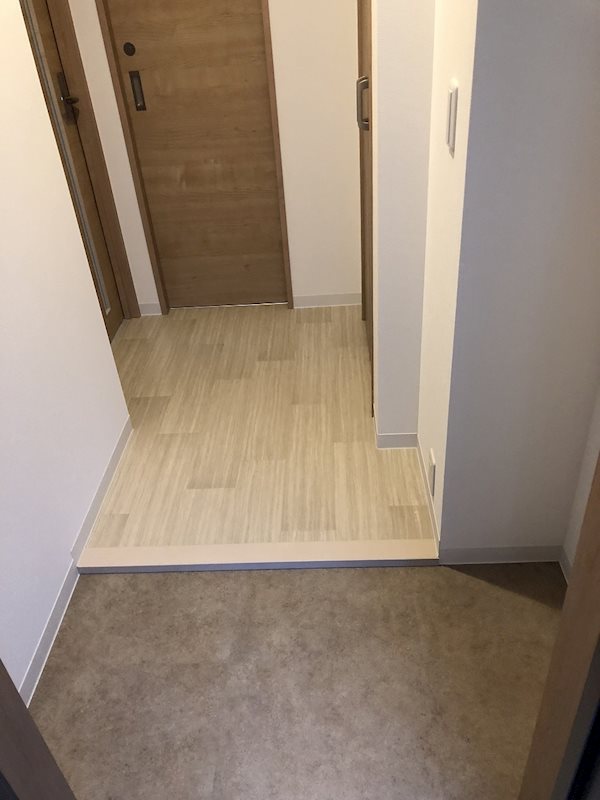 玄関がもうすでにおしゃれな床とドア！いい匂いを漂わせたらさらに雰囲気UP
！これは遊びに来た人を驚かせちゃいますね！