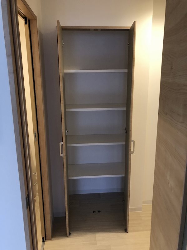 シューズボックスは棚の一つ一つが大きめなので、大容量はもちろんハイカットシューズも入ります。