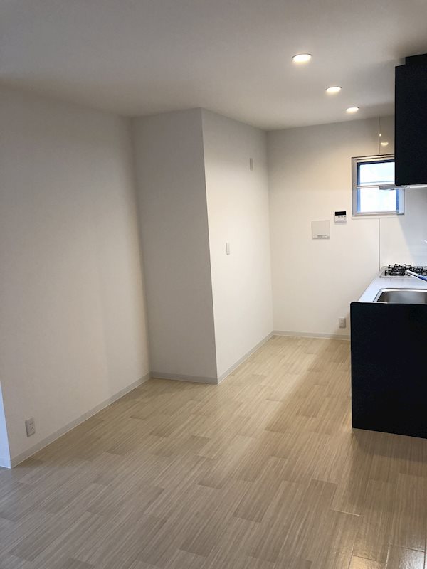 キッチンスペースは幅があるのでお料理もしやすいです！
棚やテーブルなども置けそうですね！