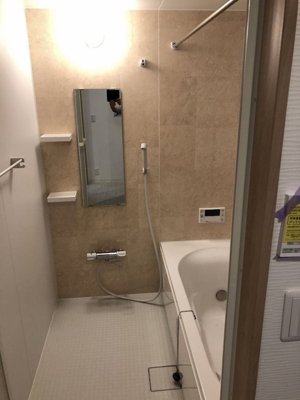 大理石風な壁と大きな浴槽のお風呂。ホテルライクな雰囲気で優雅なバスタイムになります。突っ張り棒もあるので、シャワーカーテンや室内干しに便利です。鏡と棚付きもありがたい！