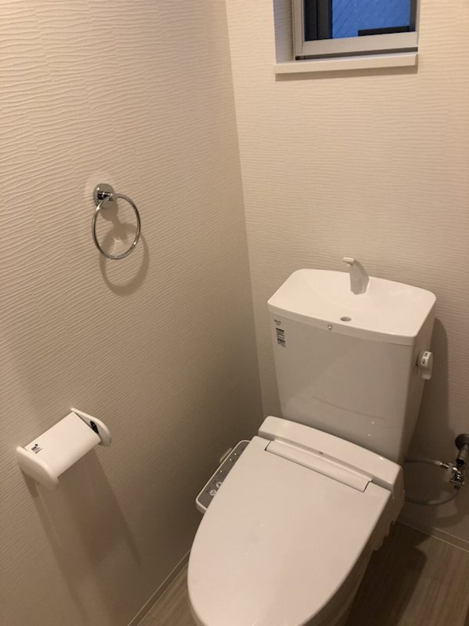 シンプルな造りのトイレ。
後ろには小窓も付いています。