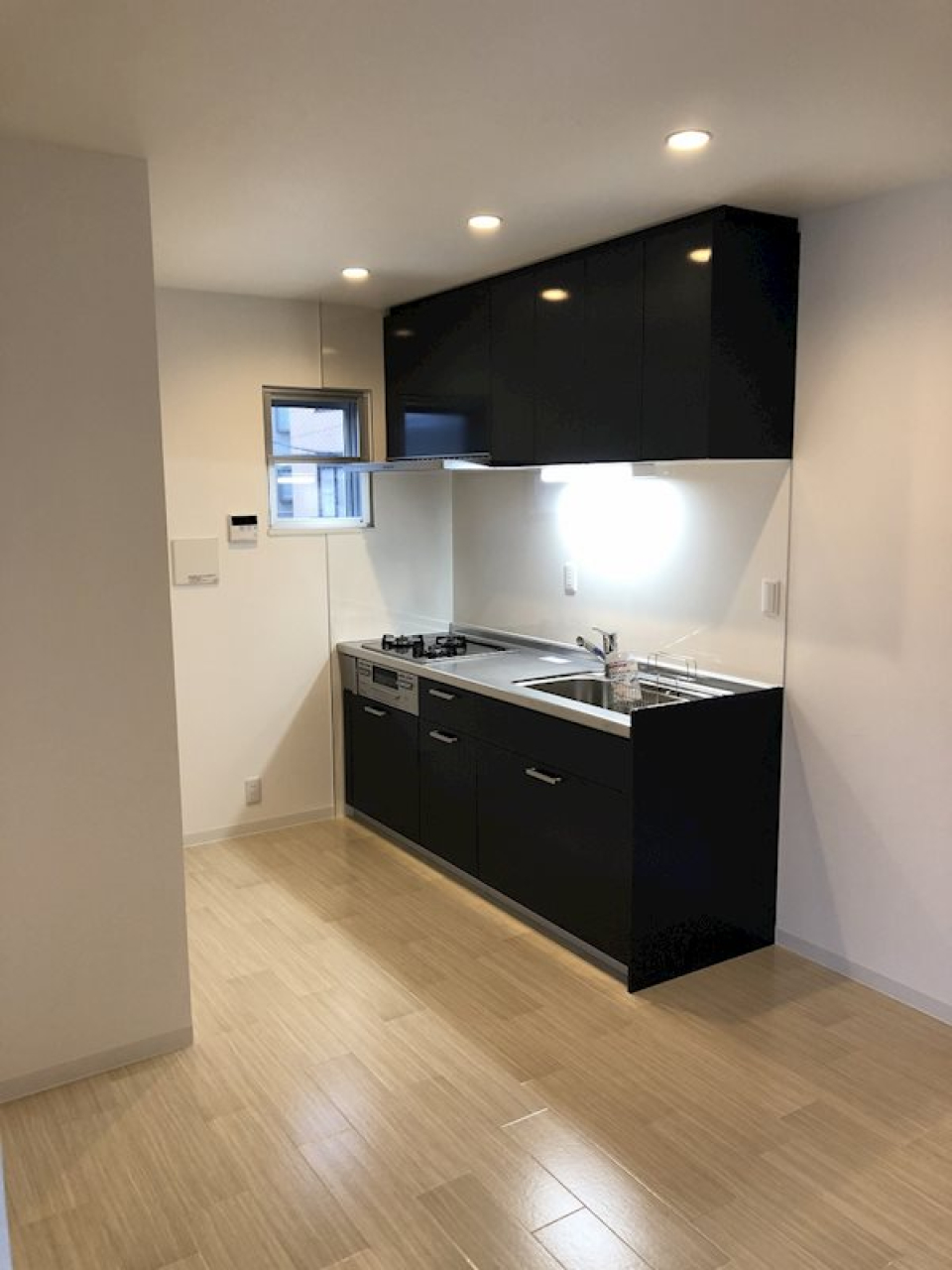 まるでお店のような雰囲気を放つキッチン！真っ黒なキッチンに天井の丸いライトが反射してさらに良いですね！