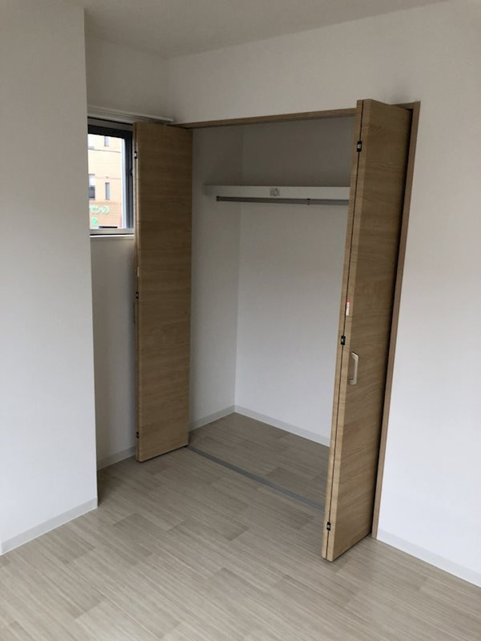 1人暮らしにはちょうどいいサイズのクローゼット。